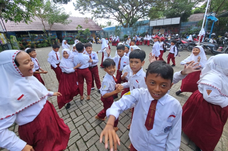 KEMBALI SEKOLAH: Siswa SD di Banjarmasin bermain pada jam istirahat, dipotret beberapa waktu lalu.