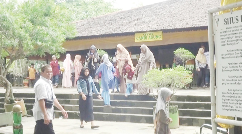 RAMAI: Pengunjung objek wisata Candi Agung di Kelurahan Sungai Malang Kota Amuntai.