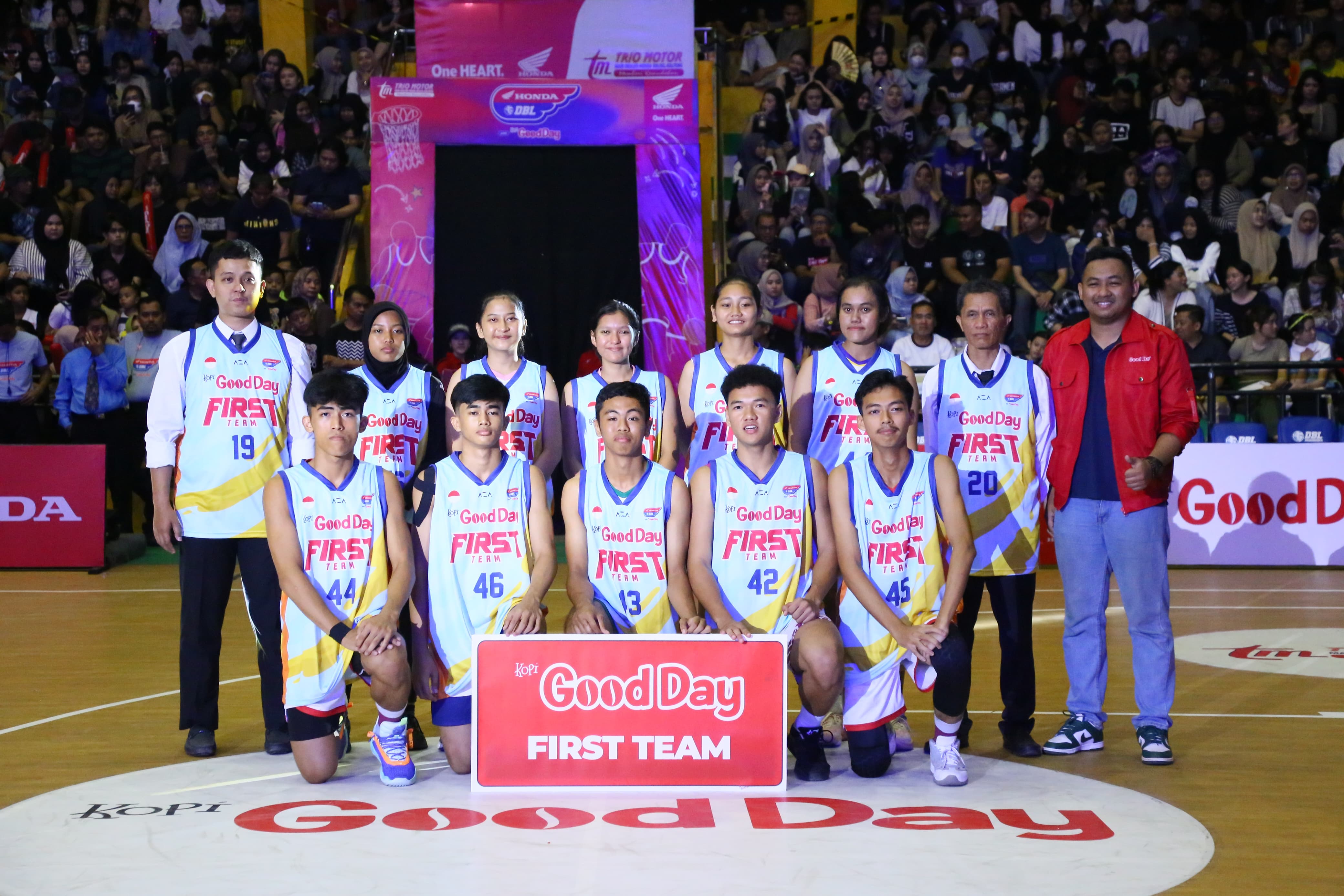 SIAP BERTANDING: Para campers Kopi Good Day First Team 2023 South Kalimantan Series yang akan mengikuti Kopi Good Day DBL Camp (M Idris Jian Sidik/Radar Banjarmasin)