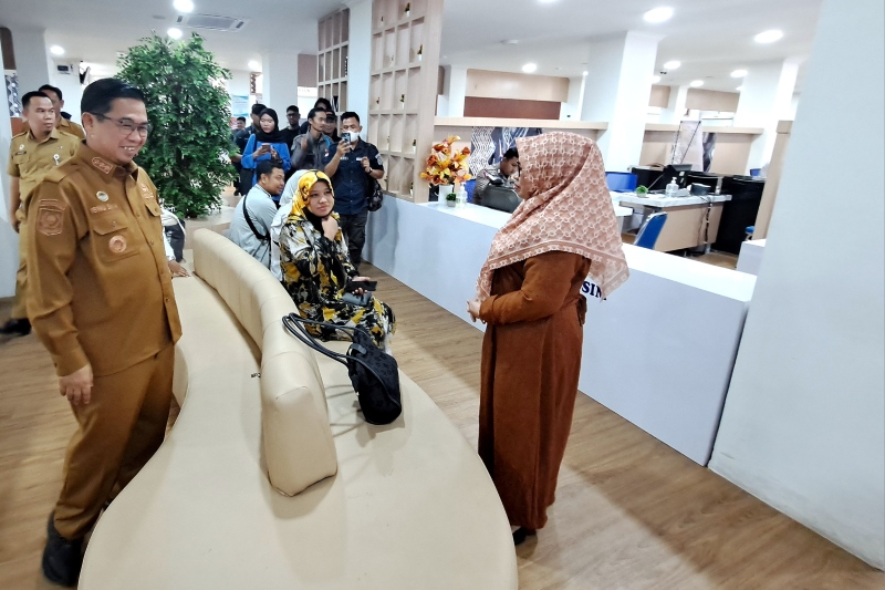 KEMBALI BEKERJA: Wali Kota Banjarmasin, Ibnu Sina ketika sidak di Mal Pelayanan Publik (MPP) di eks Mitra Plaza, Selasa (16/4).