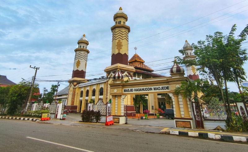 MEGAH: Masjid Hasanuddin Madjedie di Bundaran Kayutangi