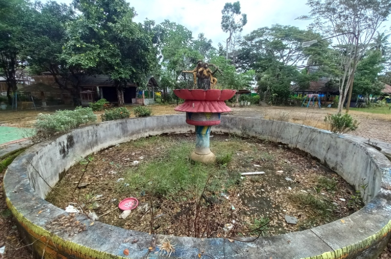 KUSAM: Kolam berisi lumpur, rumput kering dan sampah di Kebun Binatang Mini Jahri Saleh.