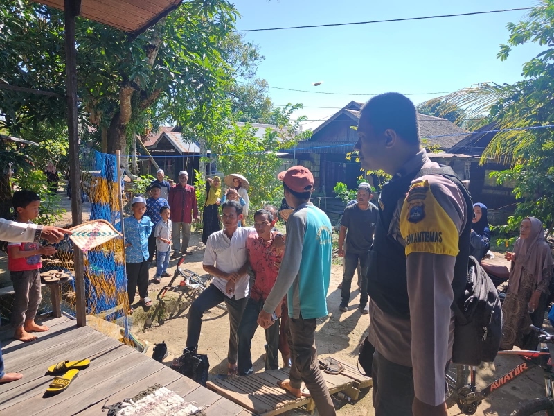 HADIR: Personel Polsek Amuntai Utara Polres HSU bersama warga mengantar Alfiansyah orang yang dilaporkan hilang, ke kediamannya.