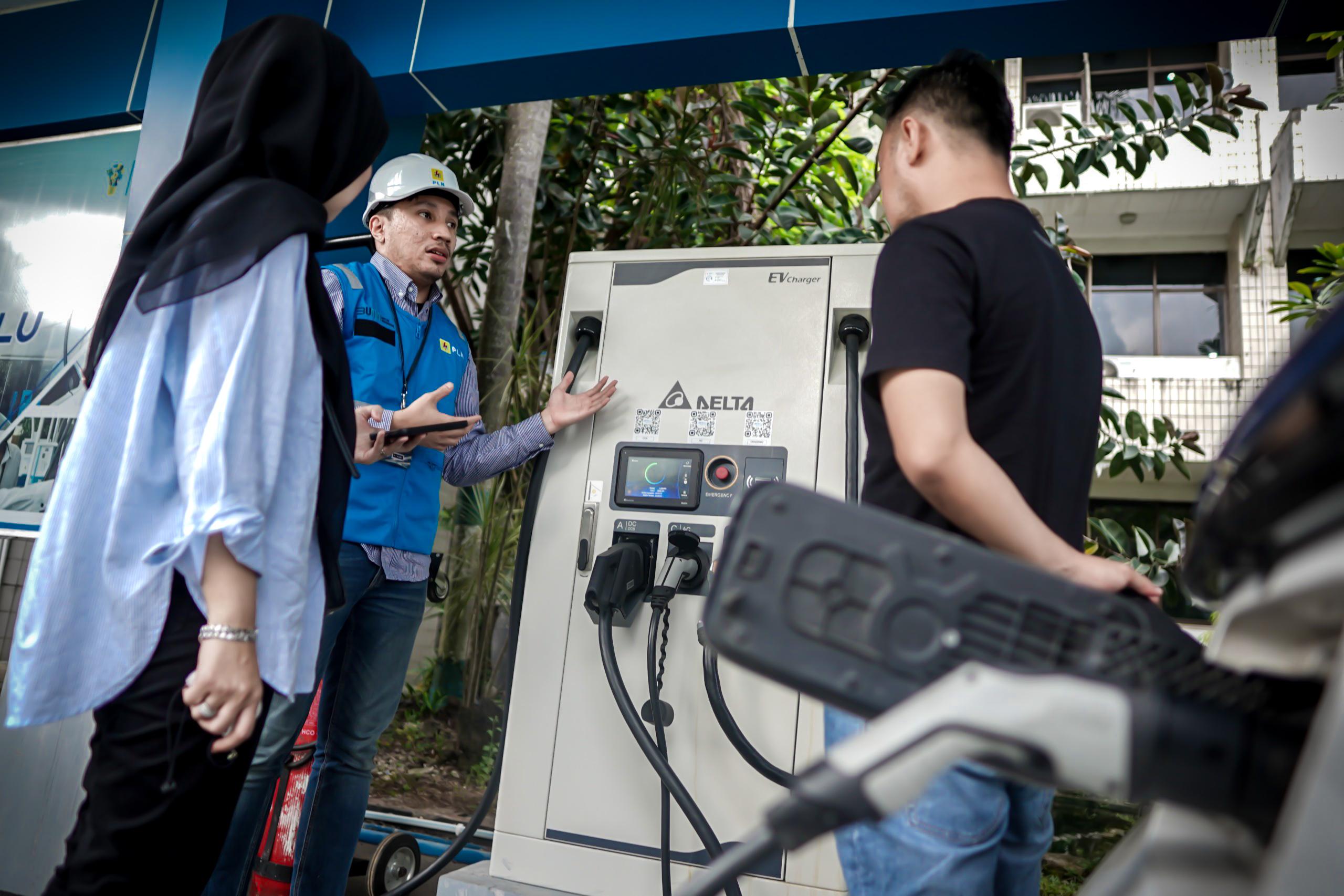 Petugas PLN menjelaskan fasilitas pengisian daya kendaraan listrik kepada pengguna di SPKLU yang berada di Kantor PLN UID Kalselteng, Banjarbaru Kalimantan Selatan