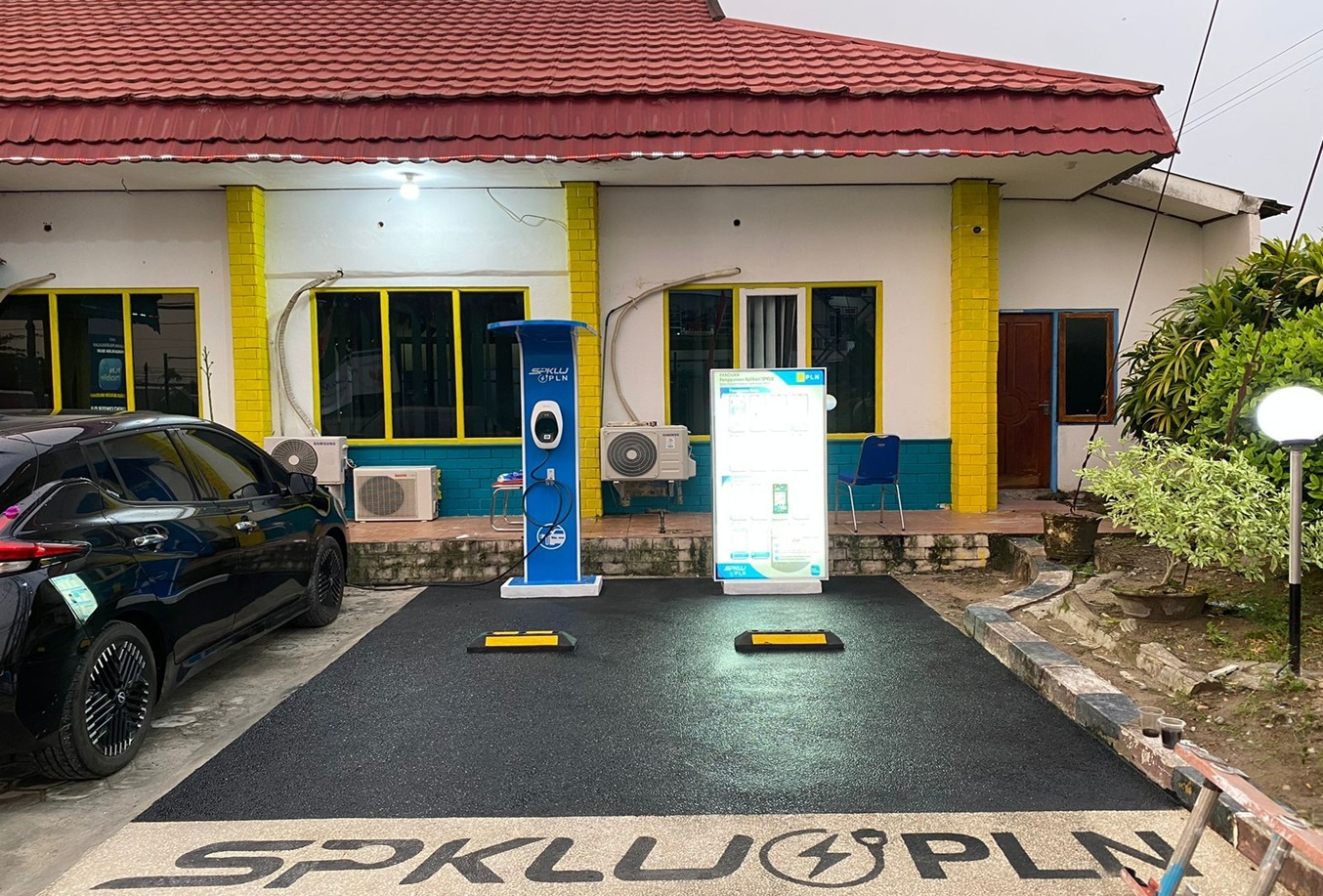 SPKLU di PLN ULP Pangkalan Bun, Kalimantan Tengah dengan kapasitas 22kW, menjadi alternatif lokasi charging sebelum memasuki provinsi Kalimantan Barat