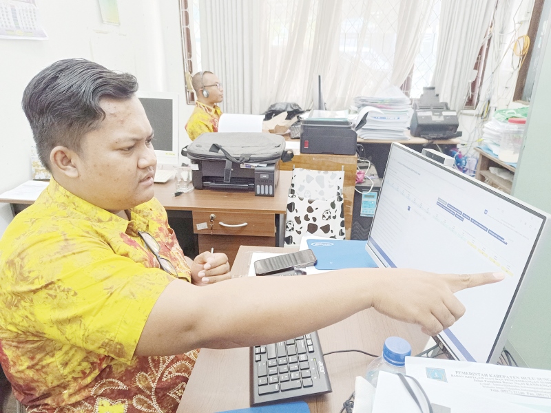 DATA: Tim formasi BKSDM Kabupaten HSS menunjukkan data yang akan diinput ke BKN.
