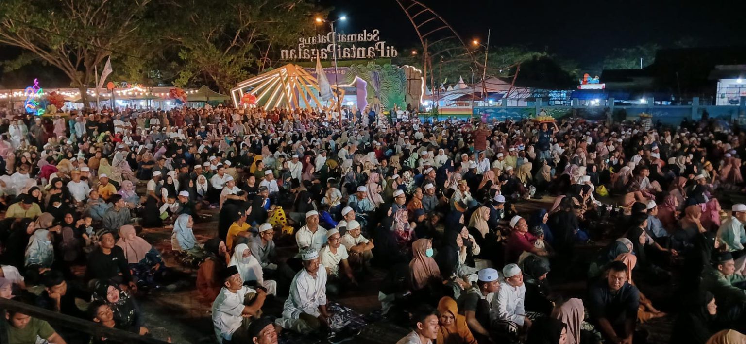 PADAT: Jemaah memadati tablig akbar KH Zhofaruddin di panggung utama Mappanre Ri Tasi