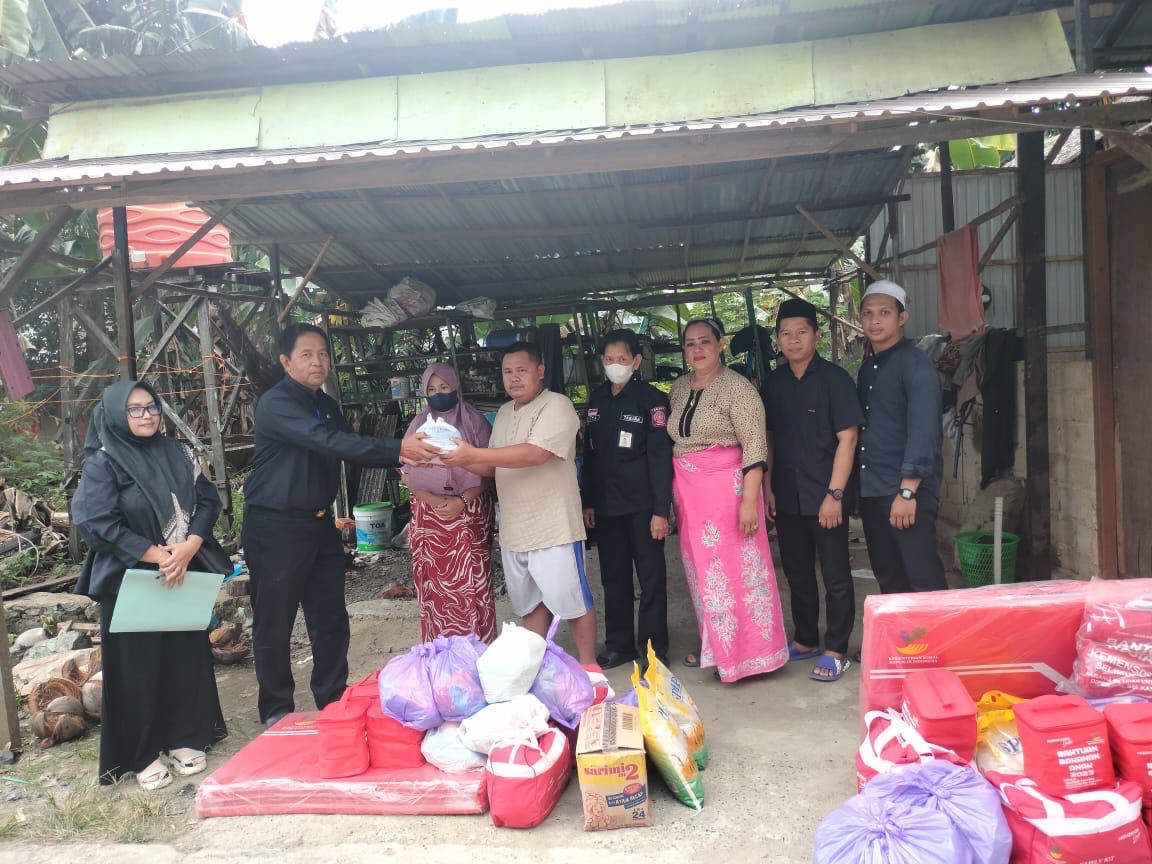 PENYERAHAN: Dinsos Tanbu menyerahkan bantuan sosial kepada korban kebakaran di Jalan Pendidikan RT 4 Desa Kersik Putih, Kecamatan Batulicin.