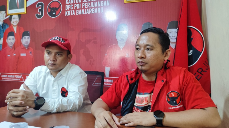 SILAKAN DAFTAR: Sekretaris DPC PDI-P Banjarbaru Windi Novianto (kanan) bersama Ketua Bapilu PDI-P Kota Banjarbaru, Putra Qomaluddin Attar Nurriq (kiri)
