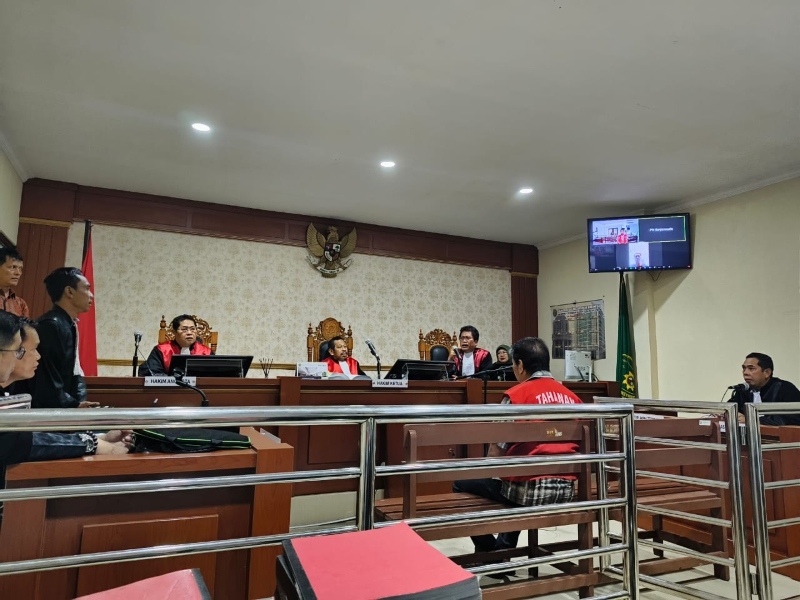 SIDANG: Satria Gunawan alias Babah menjalani sidang pencucian uang dari jaringan narkoba internasional Fredy Pratama alias Miming di Pengadilan Neger Banjarmasin.
