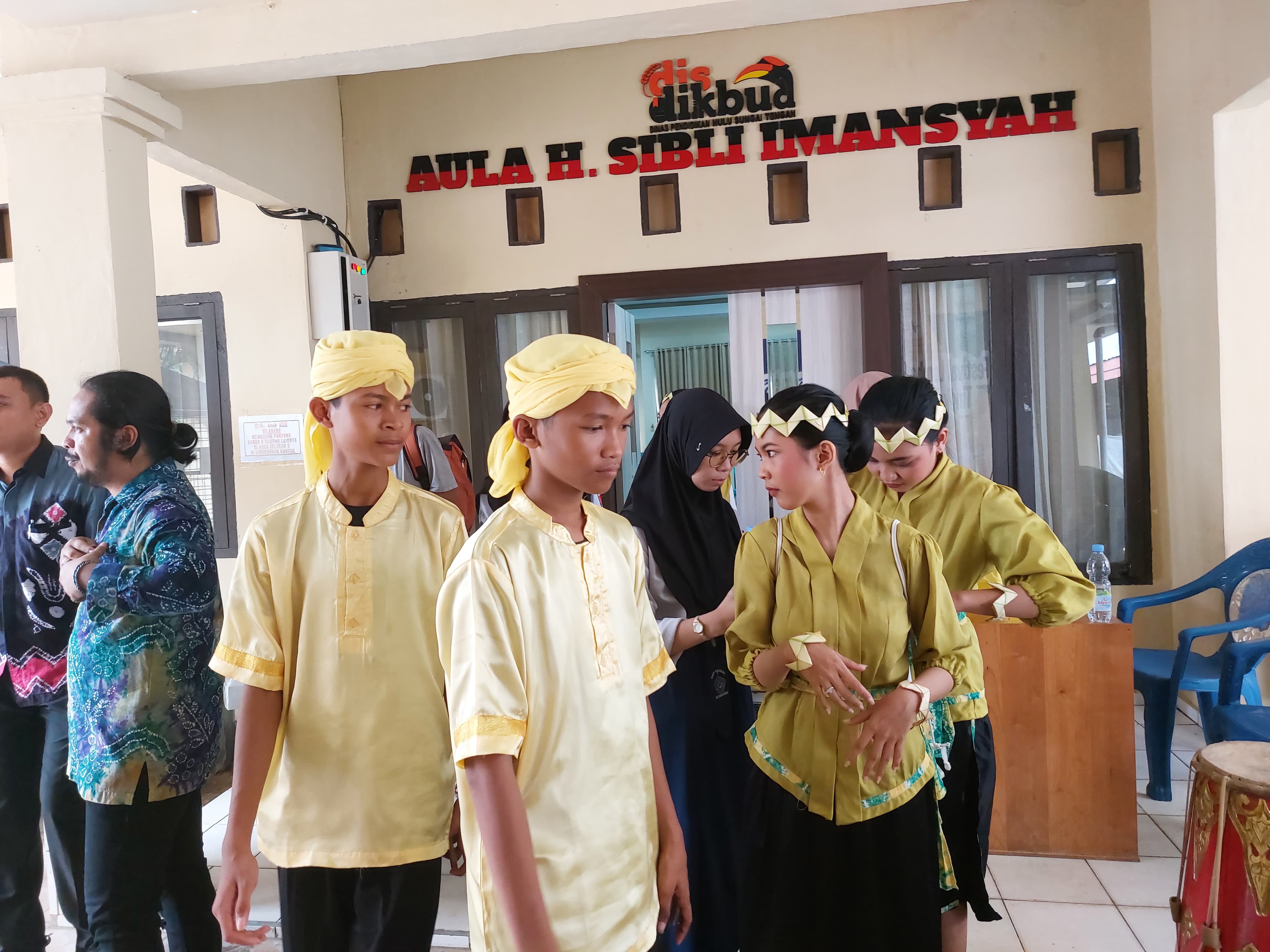 IKUT LOMBA: Siswa dan siswi SMP di Hulu Sungai Tengah mengikuti FLS2N.