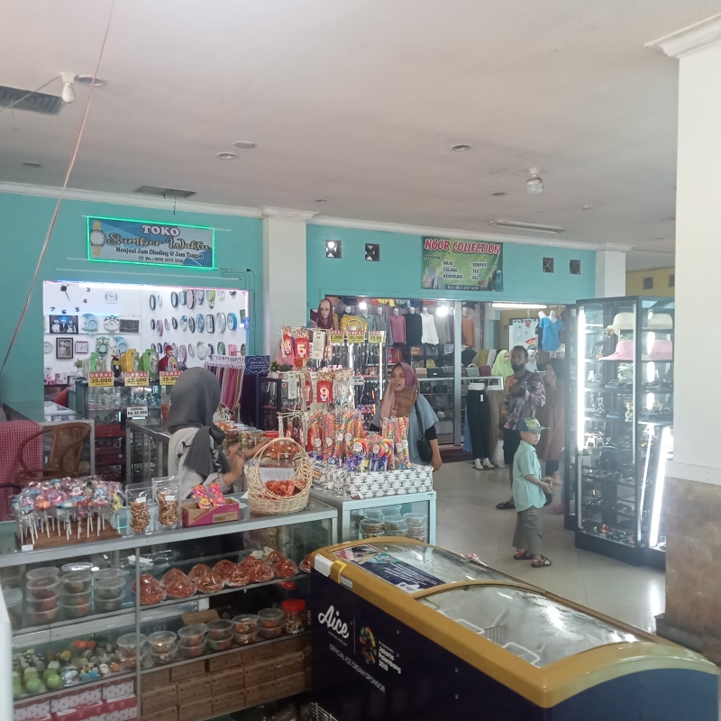 MENANTI: Pedagang di Plaza Amuntai menanti pembeli.