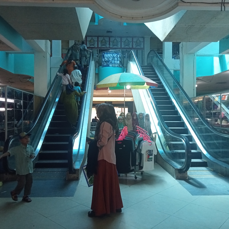 TAK JALAN: Eskalator Plaza Amuntai sudah tidak berfungsi.