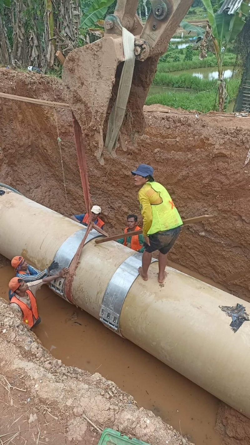 PERBAIKAN: Petugas BPAM Banjarbakula berusaha memperbaiki kebocoran pipa di Desa Mandikapau, Kabupaten Banjar.