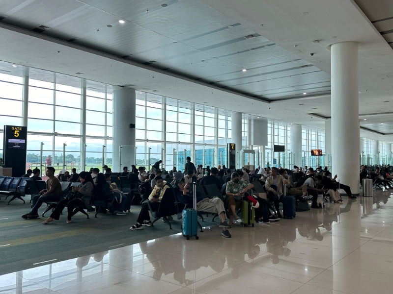 PENUH: Penumpang saat memenuhi Bandara Internasional Syamsudin Noor Banjarmasin pada musim angkutan Lebaran 2024.