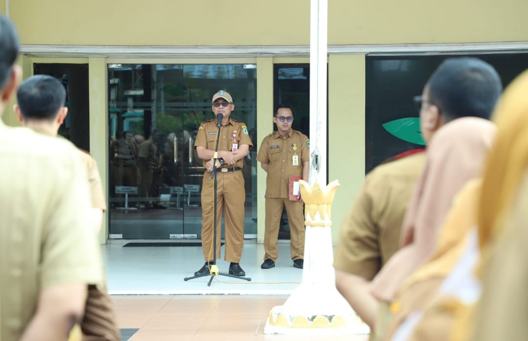 SERUAN: Kepala BKPSDM Kabupaten HSU, Rakhmadi Permana menjadi pembina apel gabungan di Halaman Pemkab HSU, Senin (22/4/2024).(Foto: M Akbar/Radar Banjarmasin)