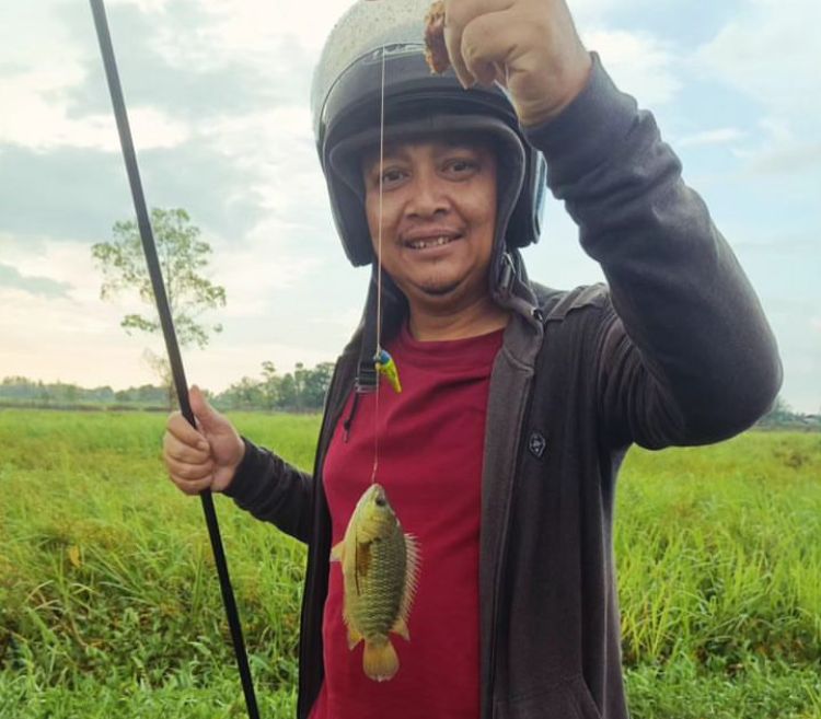 STRIKE: Selain menyenangkan, memancing ternyata memberikan banyak manfaat.(foto:Eddy Hardiyanto/Radar Banjarmasin)