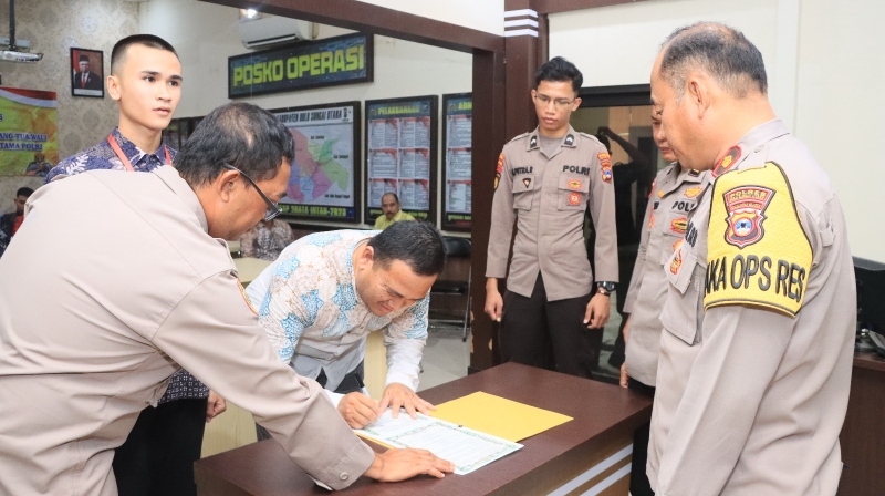 TANDA TANGAN: Peserta seleksi calon taruna Akpol Polres HSU, menandatangani pakta integritas disaksikan Wakapolres HSU Kompol Riswiadi di Aula Rupatama I Polres HSU.
