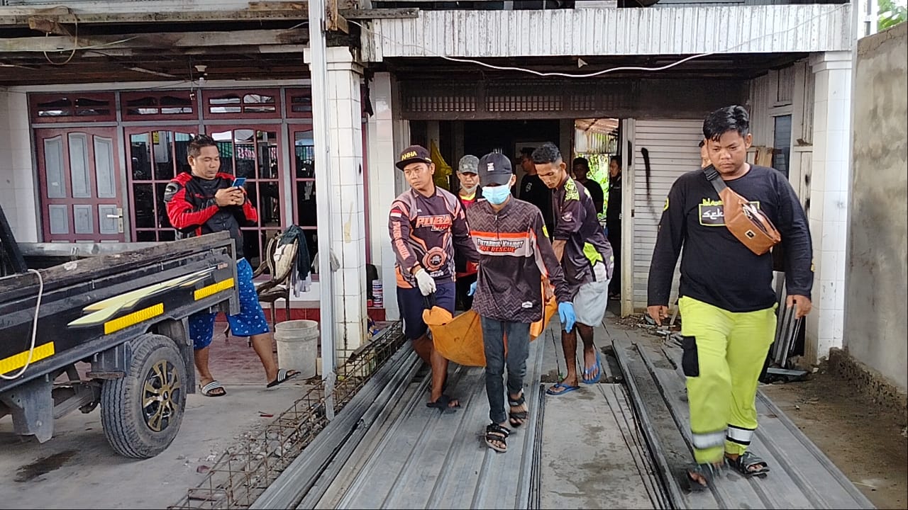 BIKIN GEGER: Jasad tukang perbaikan rumah tergantung di Pengambangan dievakuasi ke kamar pemulasaraan jenazah RSUD Ulin Banjarmasin oleh relawan emergency Redam. (Foto: Maulana/Radar Banjarmasin)