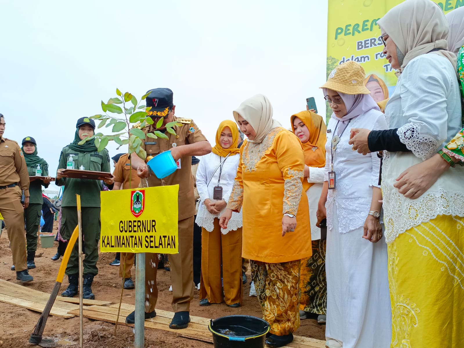 HARI KARTINI: Ketua Tim-PKK Kalsel Raudhatul Jannah atau Acil Odah bersama Gubernur Kalsel Sahbirin Noor atau Paman Birin menanam pohon di TH2TI Pemprov Kalsel. (FADLAN ZAKIRI/RADAR BANJARMASIN)