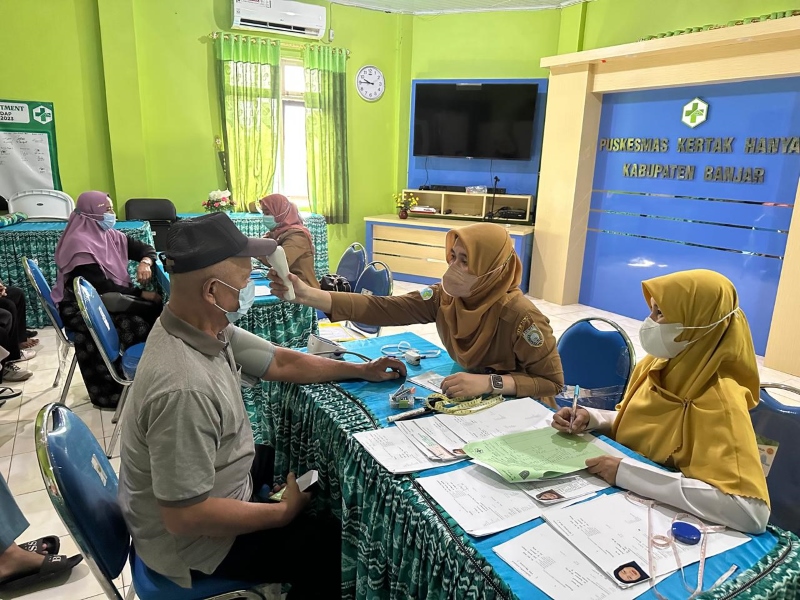 TES KESEHATAN: Dinkes Banjar melakukan pemeriksaan kesehatan pada 455 CJH Kabupaten Banjar yang akan berangkat.