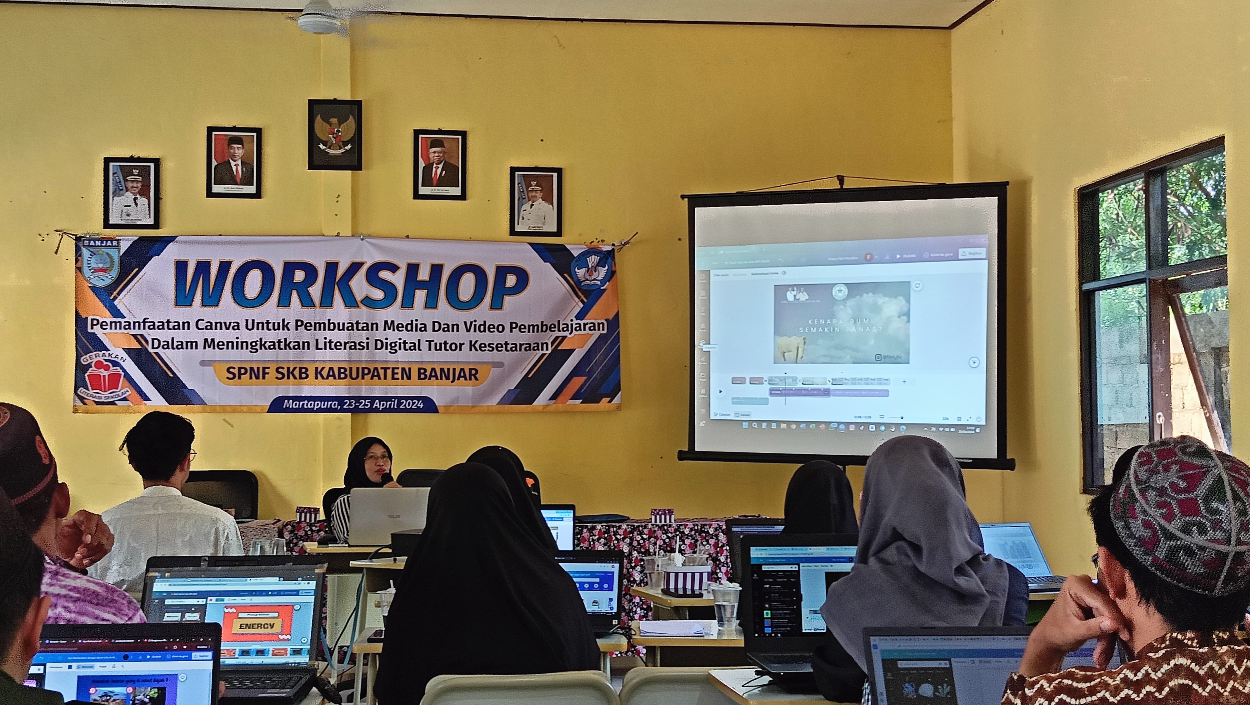 PEMAPARAN: Penyampaian materi dari Balai Guru Penggerak Kalsel, Dahliani kepada puluhan tutor Kabupaten Banjar, Selasa (23/4/2024).(Foto:Sheilla Farazela/Radar Banjarmasin)
