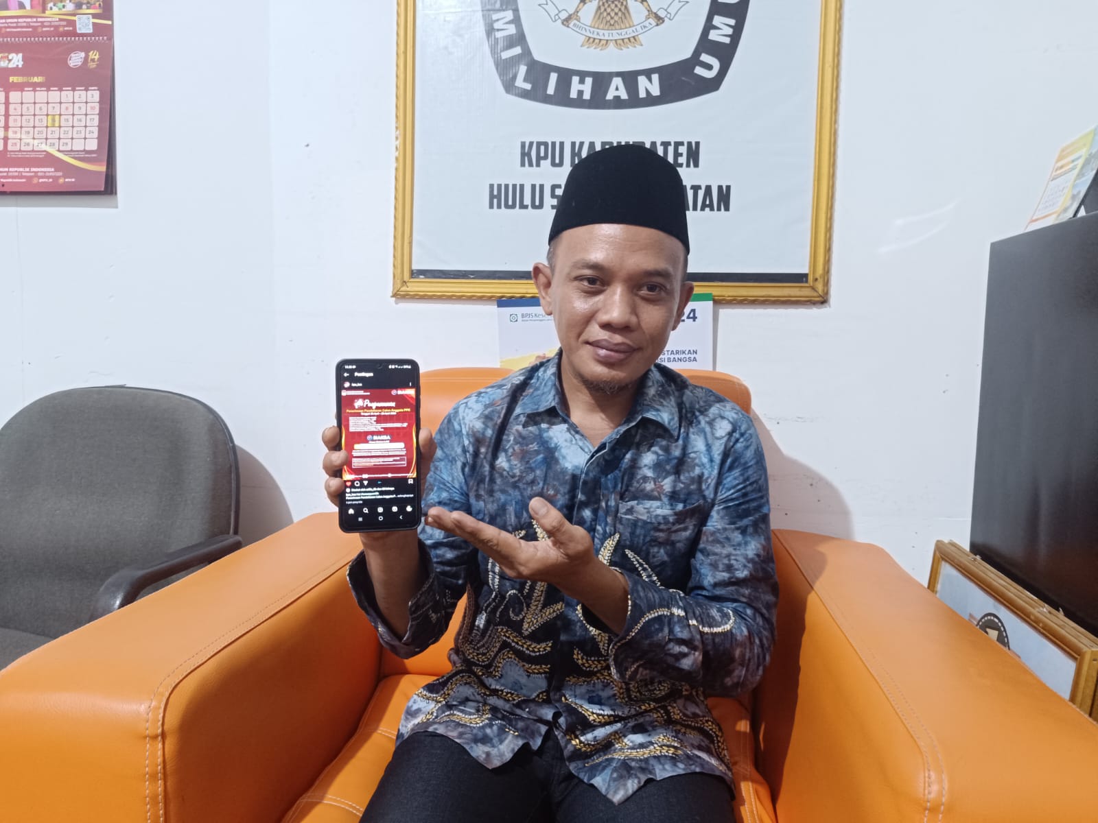 REKRUTMEN: Anggota KPU HSS Divisi Sosialisasi, Pendidikan Pemilih, Partisipasi Masyarakat dan SDM, Mahfuz menunjukkan persyaratan PPK.(Foto Salahudin/Radar Banjarmasin)