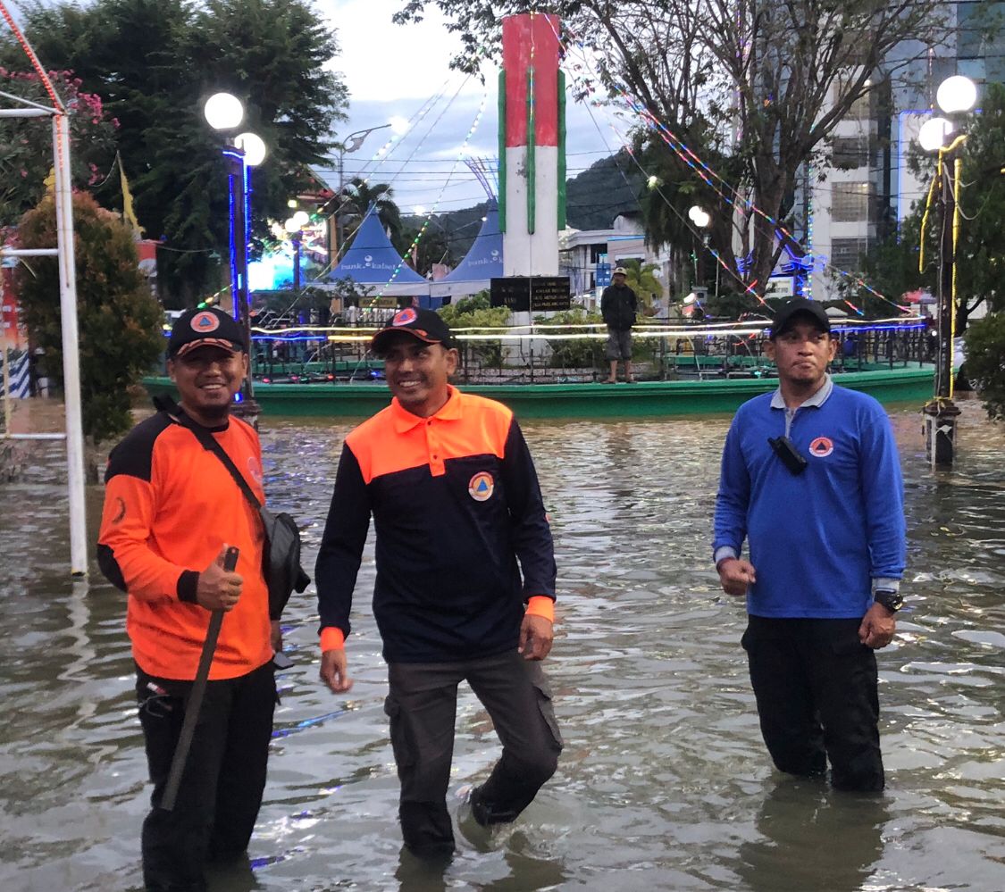 PANTAU LANGSUNG: Kepala BPBD Kotabaru, Hendra Indrayana turun langsung saat banjir Rob pada 23 Desember 2022 yang lalu.(foto: Jumain/Radar Banjarmasin)