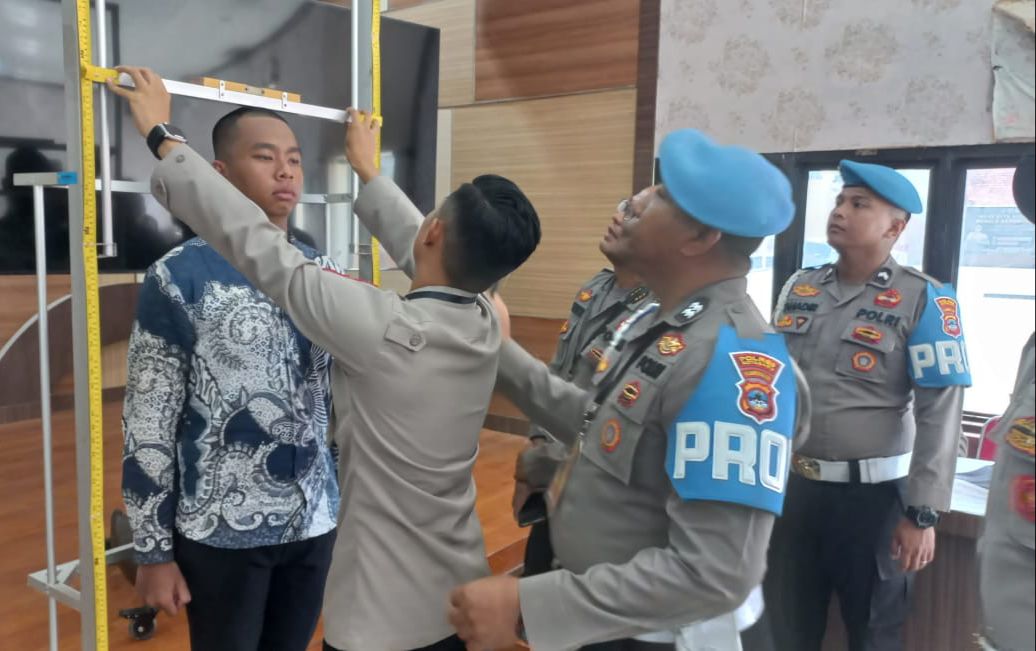 HARUS PRESISI:Pengukuran berat dan tinggi badan calon anggota Polri 2024 di Aula Sanika Satyawada Polres Kotabaru.(Foto:Humas Polres Kotabaru untuk Radar Banjarmasin)