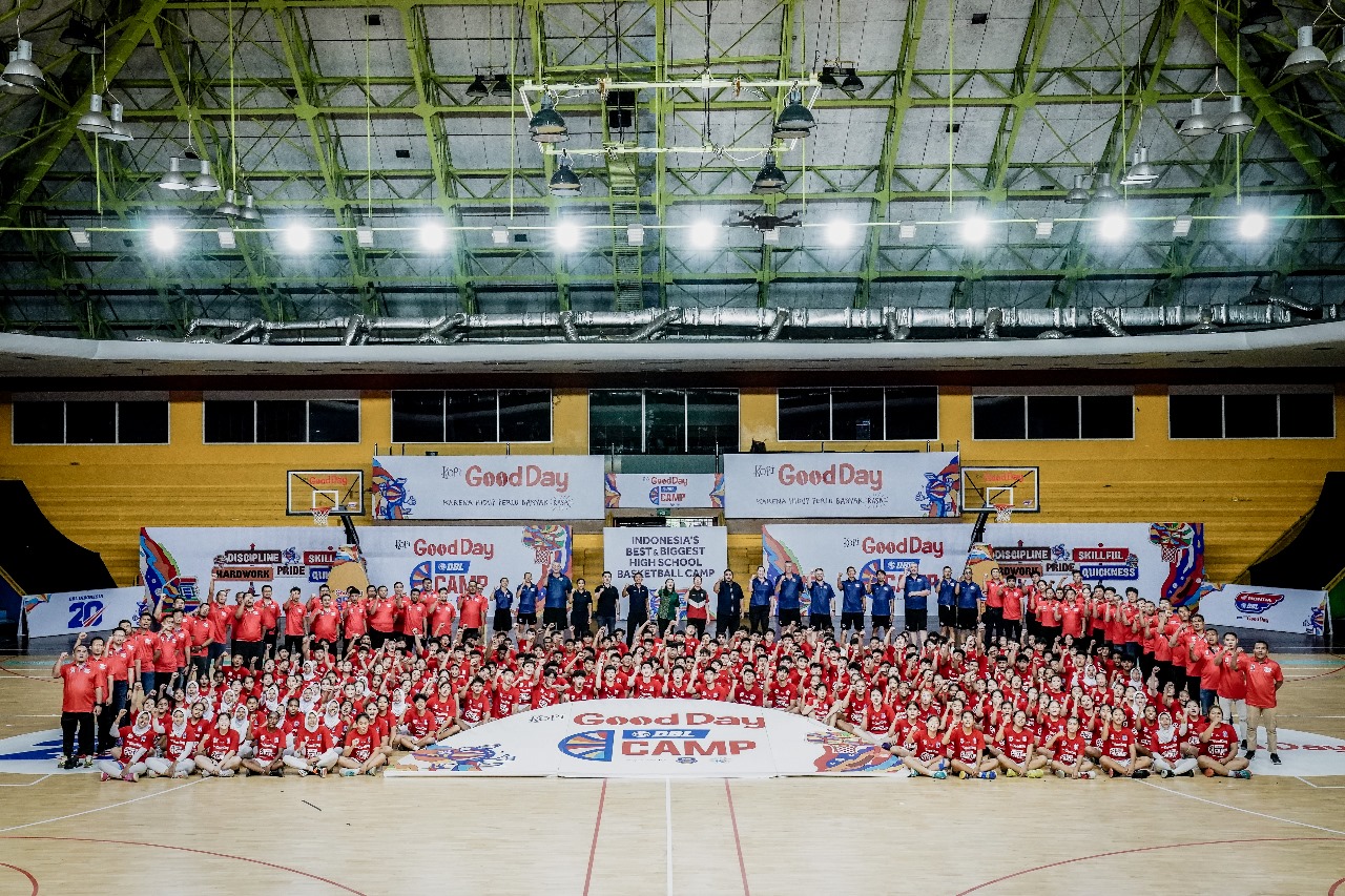 ABADIKAN MOMEN:Para campers dari seluruh Indonesia berfoto bersama di GOR Soemantri Brodjonegoro, Jakarta.