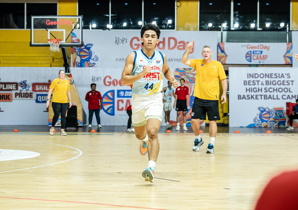 BERLARI: Campers asal Kalsel, M Rendy Saputra dari SMAN 7 Banjarmasin saat mengikuti latihan fisik di Kopi Good Day DBL Camp 2024.(foto:DBL Indonesia untuk Radar Banjarmasin)