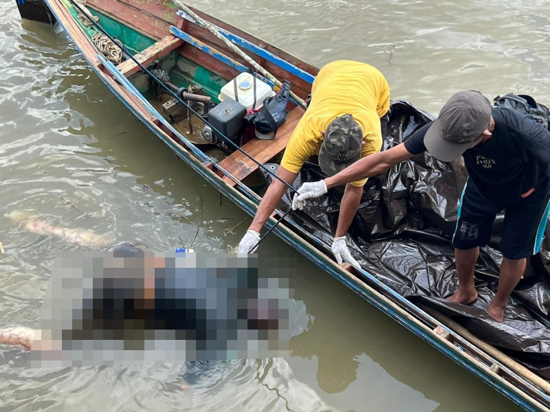 EVAKUASI: Pemancing yang ditemukan meninggal oleh warga dan jajaran Polsek Kelumpang Barat.