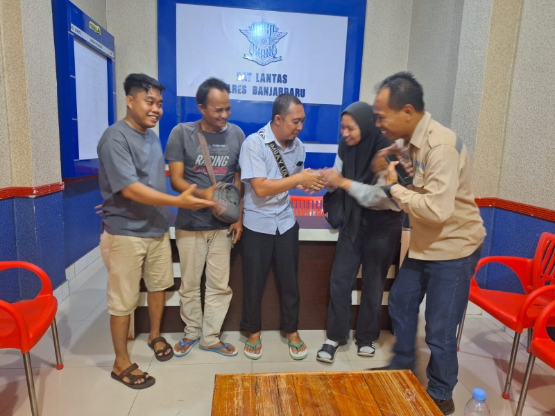PENYOK: Lima mobil terlibat tabrakan beruntun di Jalan A Yani Km 26 Banjarbaru pada Senin (22/04/2024) pagi.