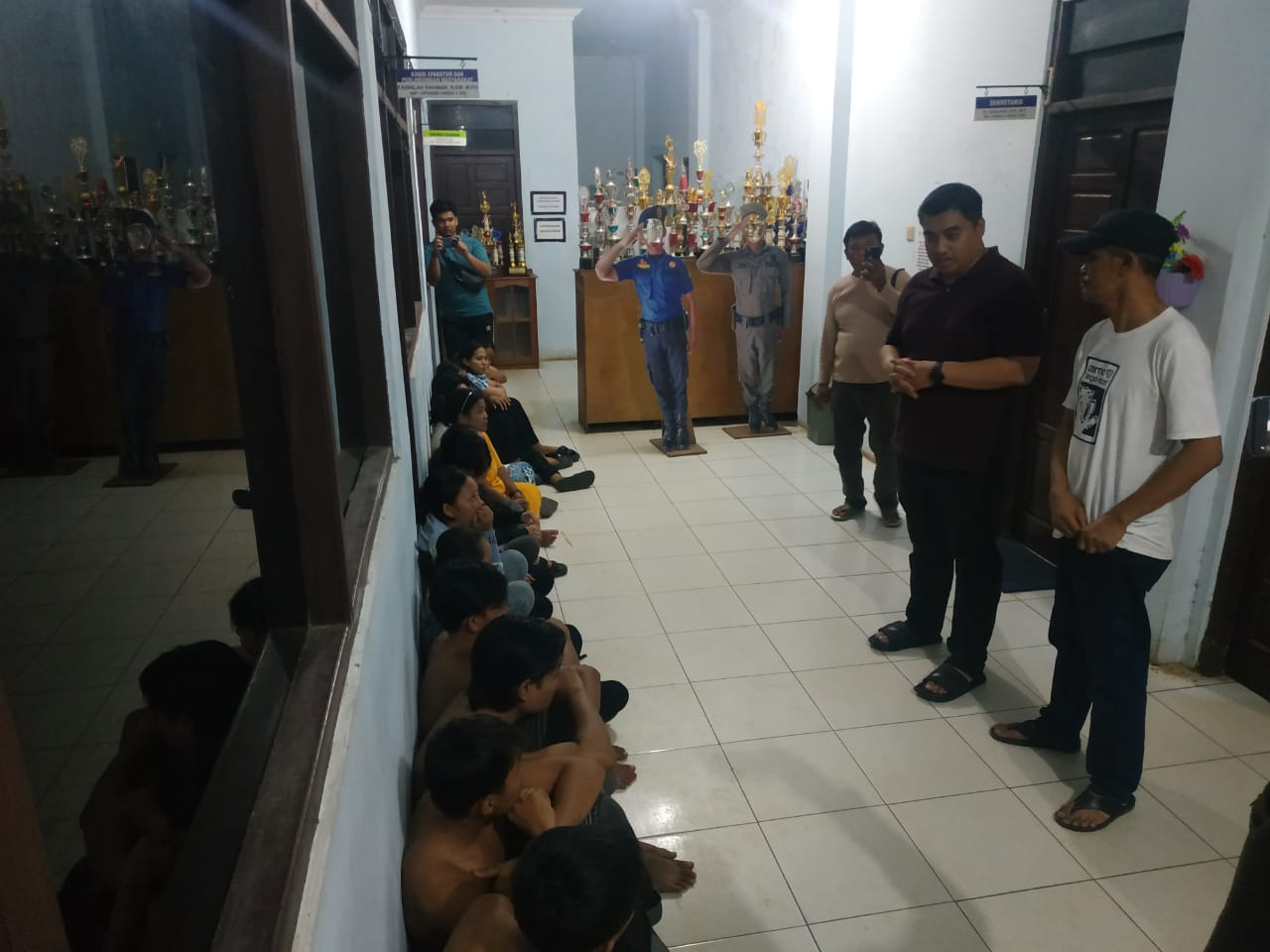 DIAMANKAN: Kepala BNNK Tala Kompol Ferey Hidayat (baju maroon) bersama Kasatpol PP dan Damkar Muhammad Kusri memberikan arahan kepada remaja yang positif mengkonsumsi obat-obatan