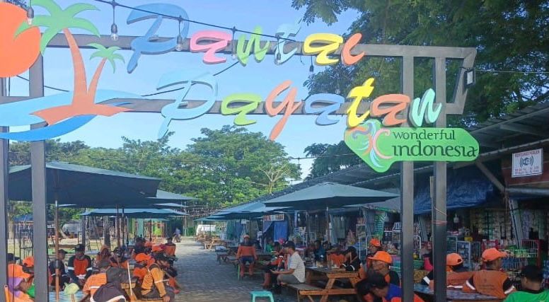 SIAGA: Sejumlah pasukan orange besiaga saat Mappanre Ri Tasi&rsquo;e 2024 di Pantai Pagatan.
