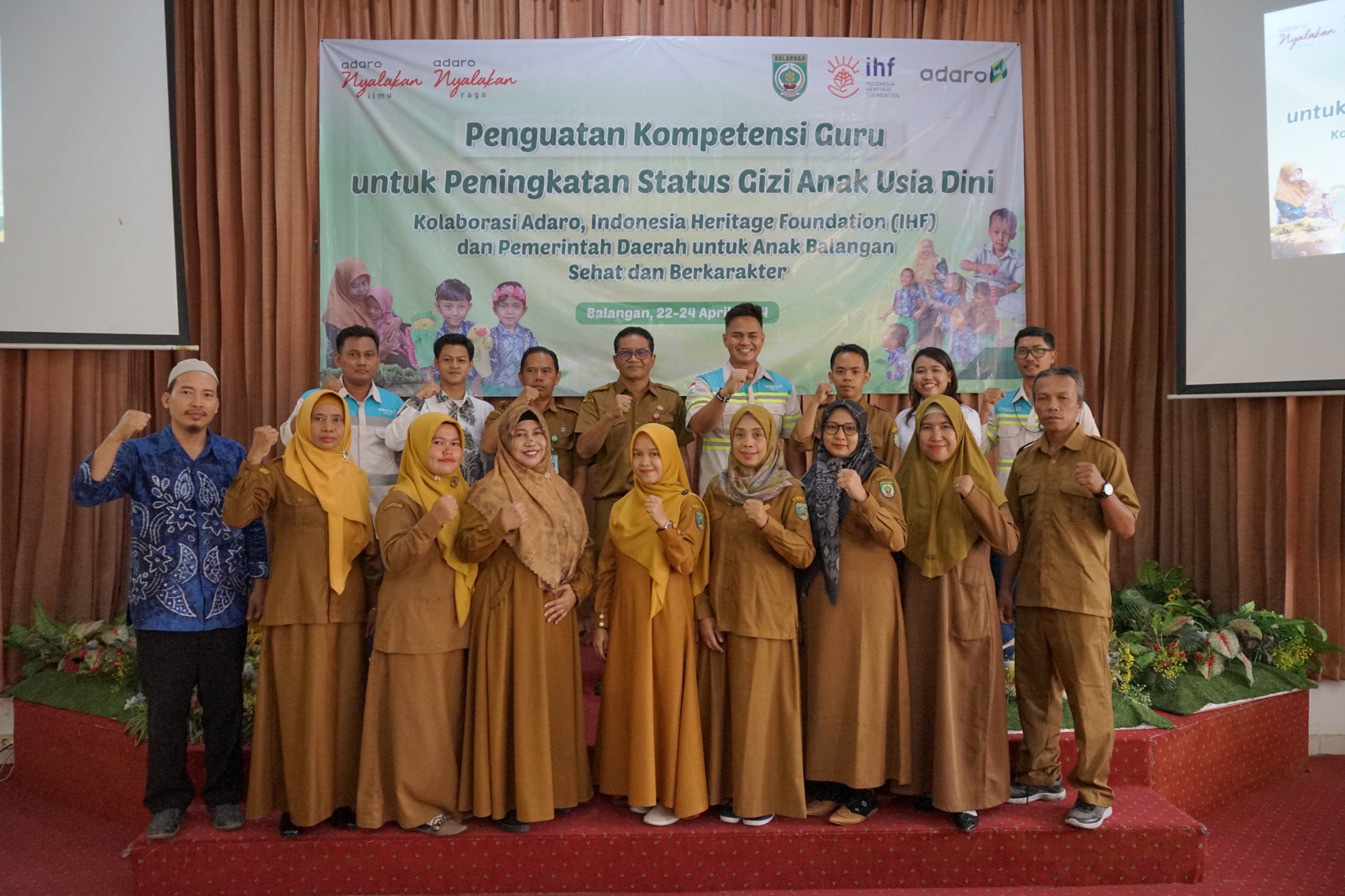 SIAP : Para guru dan petugas kesehatan Puskesmas di Balangan berfoto bersama dengan tim CSR bidang pendidikan dan kesehatam Adaro Indonesia.