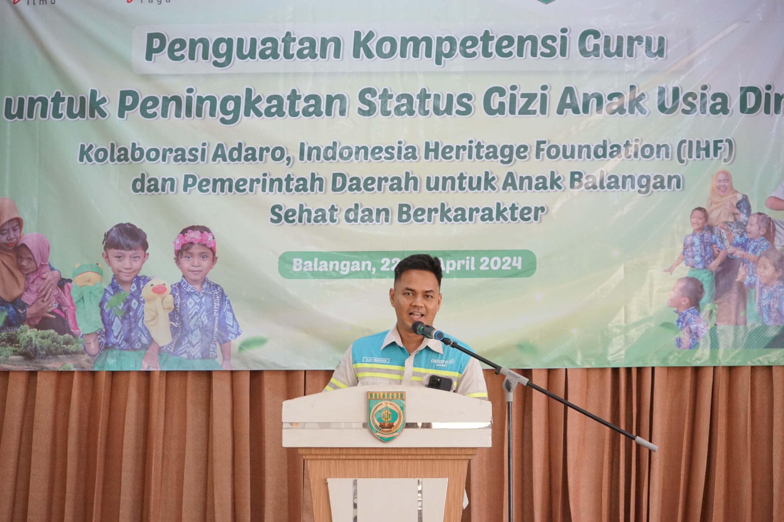 BERKOMITMEN : Kepala Bapperinda Balangan, Rahmadi Yusni menandatangani komitmen penanganan stunting demi anak Balangan sehat dan berkarakter.