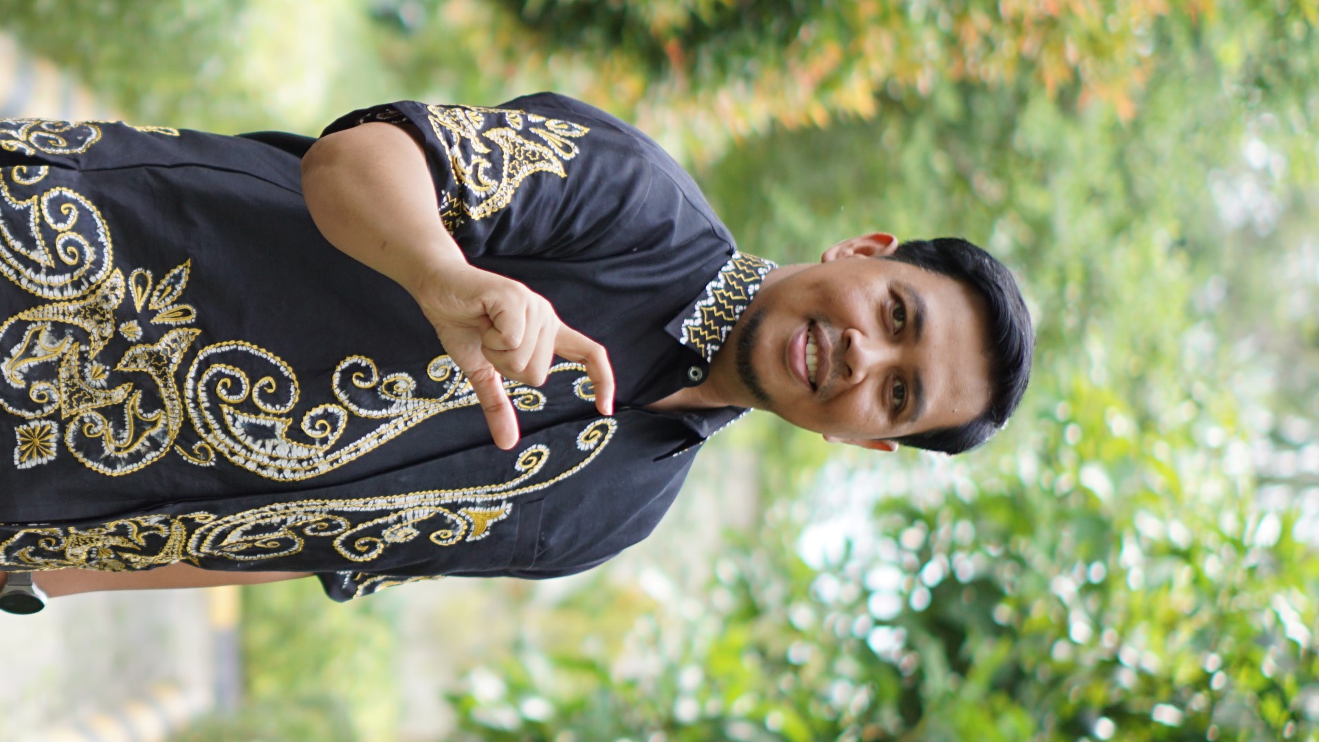 SASIRANGAN: Head PAMA BBSO Arif Cahyadi saat mengenakan baju dari kain sasirangan bordir produksi AABS Sasirangan