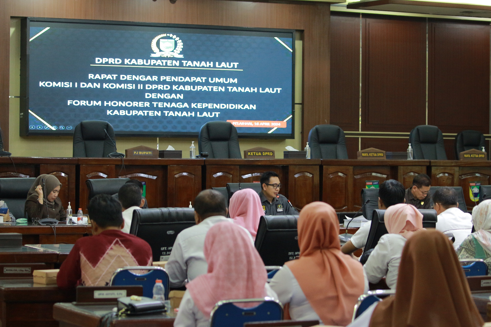 SERIUS : Ketua Komisi I DPRD Tala Yoga Pinis Suhendera didampingi Ketua Komisi II H Junaidi rapat bersama FHTK Tala.