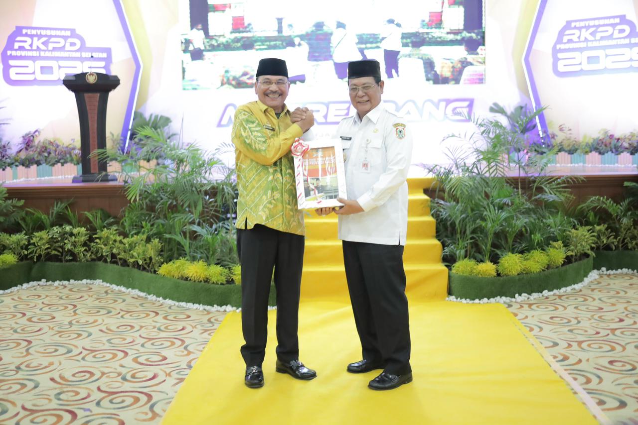 SERAHKAN POKIR: KETUA DPRD Kalsel, H Supian HK menyerahkan pokok pikirian DPRD Kalsel kepada Gubernur Kalsel, H Sahbirin Noor di Musrenbang RKPD 2025, Rabu (24/4)