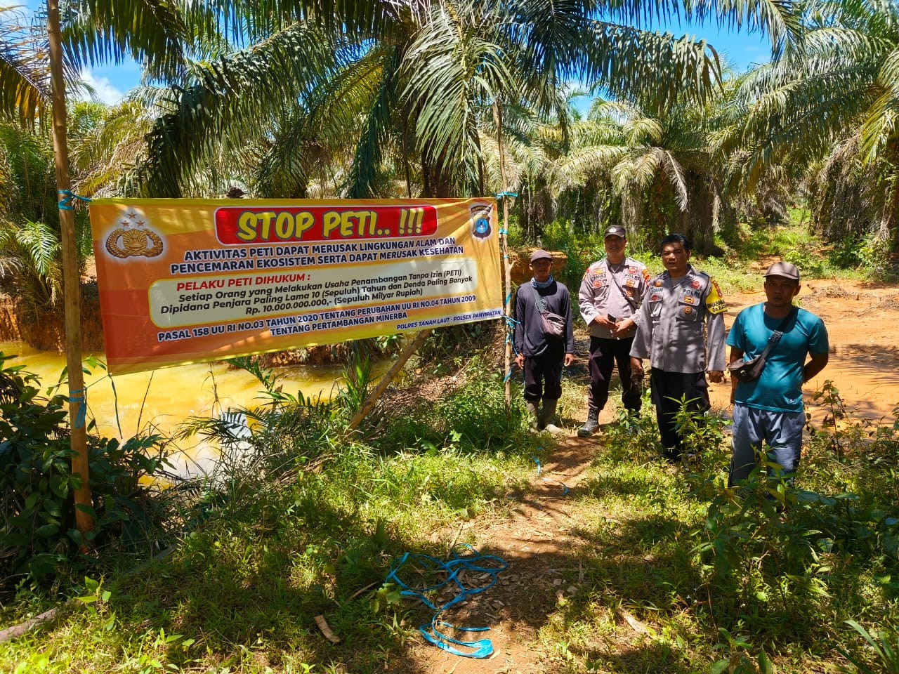 DITUTUP : Pesonel dari Polsek Panyipatan menutup tambang emas di Desa Kandangan Lama yang diduga ilegal. (Foto : Polsek Panyipatan untuk Radar Banjarmasin)