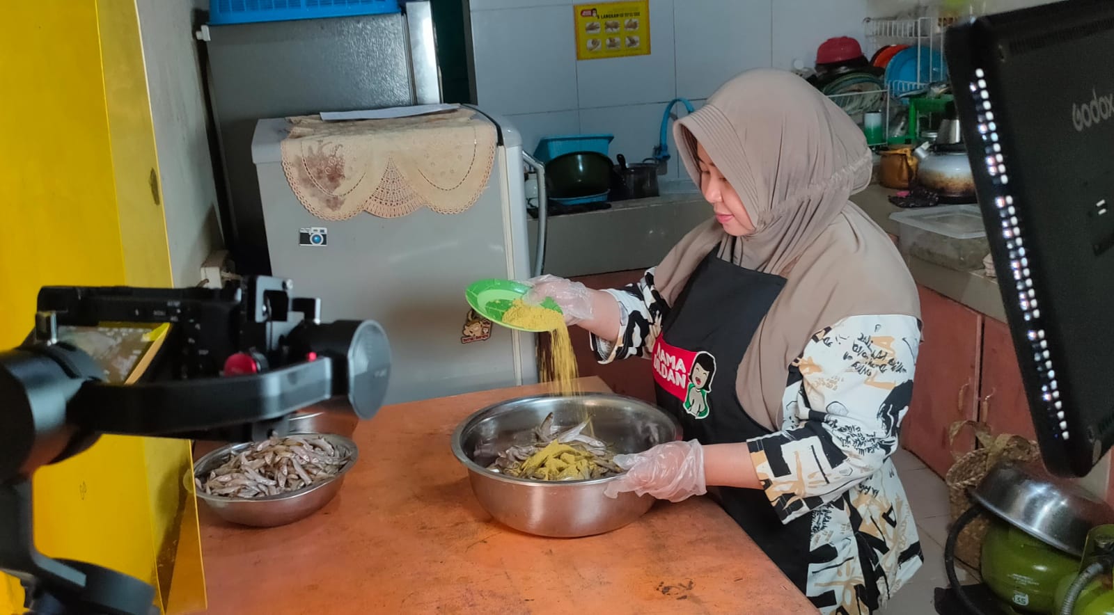 MEMASAK: Mama Dildan memperlihatkan proses pembuatan saluang goreng tepung (Saltung)