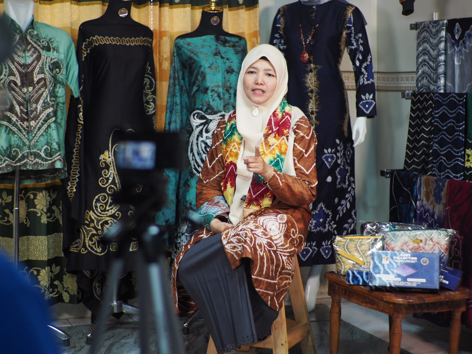 MENJELASKAN: Owner AABS Sasirangan, Siti Mardiah saat menjelaskan tentang teknik pembuatan kain sasirangan