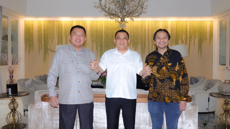 RESTU: Muhidin dan Hasnuriyadi Sulaiman bertemu dengan Haji Isam di Jakarta, Selasa (23/4).
