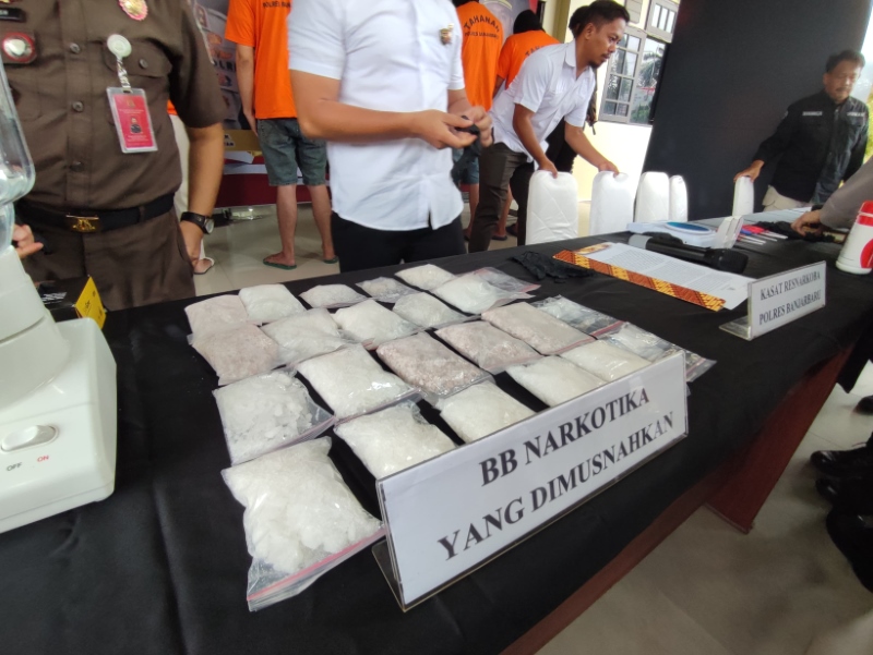 DIBLENDER: Barang bukti narkoba jenis sabu-sabu seberat 1,7 Kg dimusnahkan dengan cara diblender, lalu dimasukkan ke air detergen.