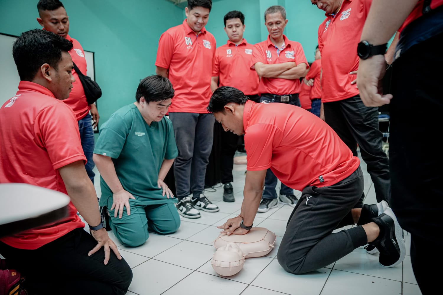 MENGAMATI: Para coach yang mengikuti&nbsp; Kopi Good Day DBL Camp 2024.