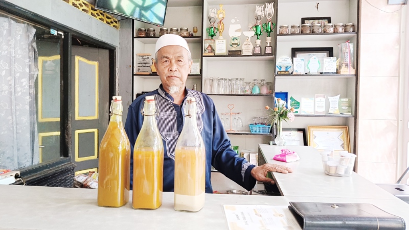 JAMU: Pemilik kafe jamu di Kampung Pejabat Banjarbaru, Tarmuji memperlihatkan jamu yang ia jual, Rabu (24/4).