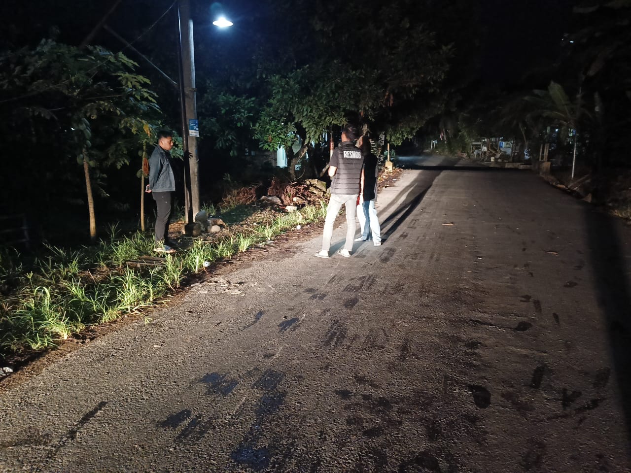 KASUS PEMBUNUHAN: Personel Resmob Polres Balangan melakukan pengecekan ke Tempat Kejadian Perkara (TKP).(foto:Polres Balangan untuk Radar Banjarmasin)