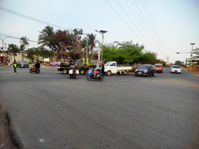 SEMRAWUT: Kondisi lalu lintas di perempatan Jalan Guntung Manggis - Trikora di Kecamatan Landasan Ulin, baru-baru tadi.