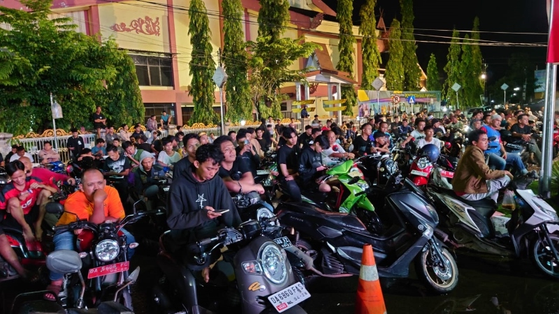 ANTUSIAS: Warga HSU memberi dukungan pada tim nasional U-23 lewat nobar di bundaran kota di Kabupaten Hulu Sungai Utara, Jumat (26/4/2024) dini hari.